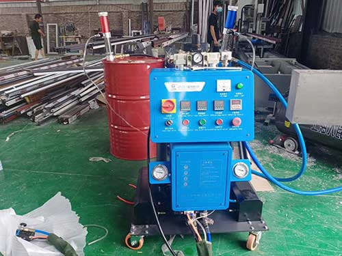 断桥铝合金门窗对发泡使用要求是什么啊(图1) Q2600D断桥铝合金门窗发泡专用设备