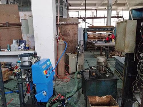 门板填充发泡模具夹层填充聚氨酯(图1) 门板填充发泡模具夹层填充聚氨酯 Q2600机器