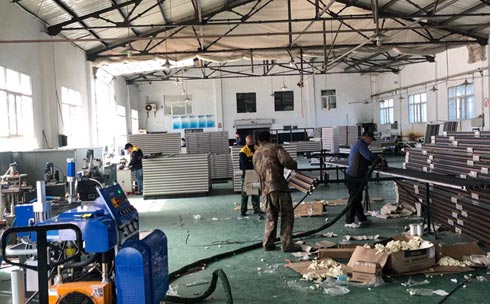 铝合金型材夹层填充聚氨酯泡沫(图1) 铝合金型材夹层填充聚氨酯泡沫发泡机